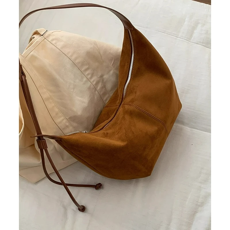 Retro Suede Saddle Bag for Women 2025 New Fashionable Niche Large Capacity Crossbody Bags
Retro Suede Saddle Bag for Women 2025 New Fashionable Niche Large Capacity Crossbody Bags