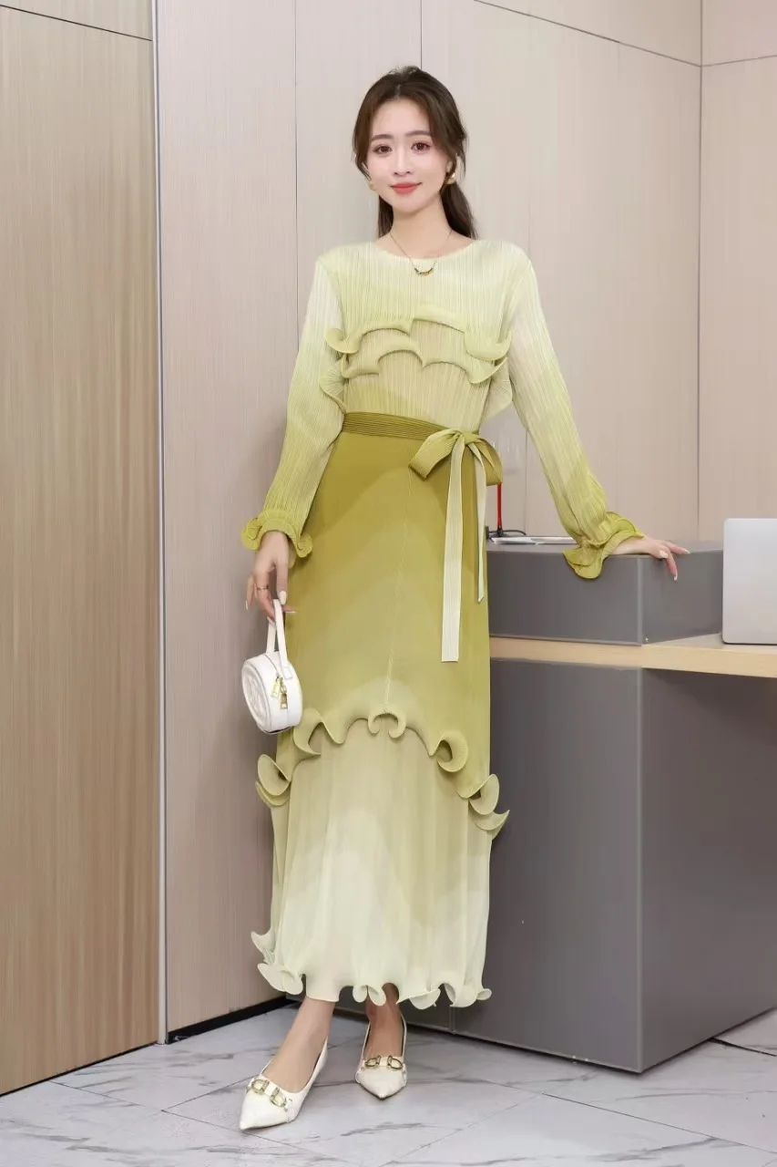 Wooden Earring Decorative Lace-up Design Gradient Women's Dress 2025 Summer New Miyake Fashion Casual Round Neck Hundred Skirt
Wooden Earring Decorative Lace-up Design Gradient Women's Dress 2025 Summer New Miyake Fashion Casual Round Neck Hundred Skirt