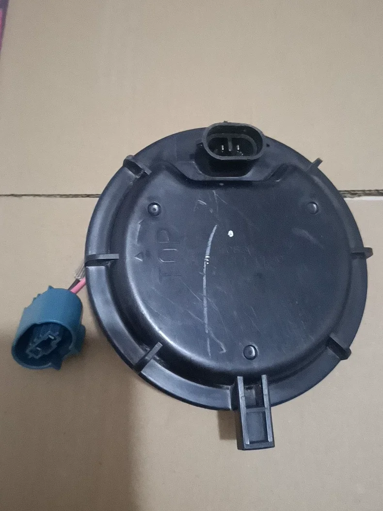 Suitable for 2013-2016 Toyota RAV4 headlight rear cover rear sealing cover.
Suitable for 2013-2016 Toyota RAV4 headlight rear cover rear sealing cover.