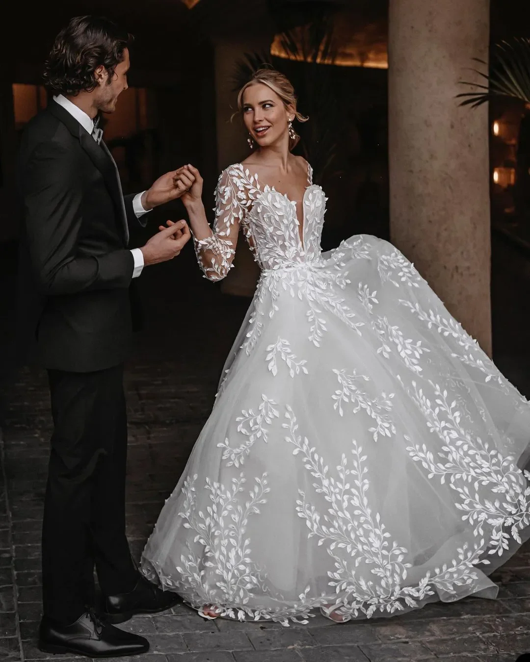 Customized Fashionable A-Line Wedding Dress Sexy V-Neck Long-Sleeved Transparent Decal 3D Floral Design And Size Bridal Dress
Customized Fashionable A-Line Wedding Dress Sexy V-Neck Long-Sleeved Transparent Decal 3D Floral Design And Size Bridal Dress