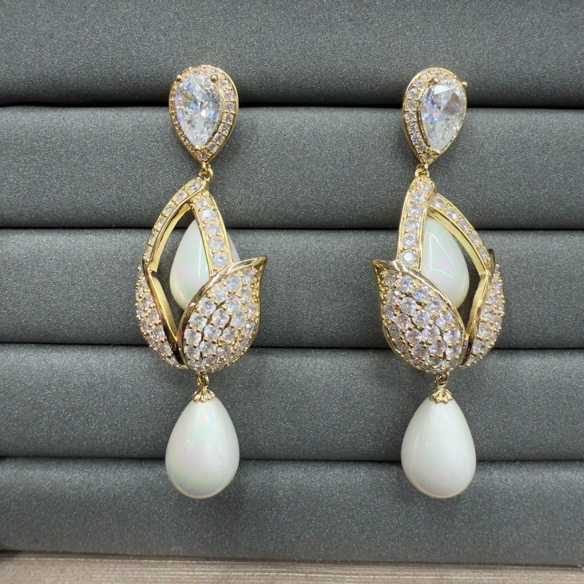 white zircon flower earrings for women elegant jewelry gold color leaf plant dangling earrings
white zircon flower earrings for women elegant jewelry gold color leaf plant dangling earrings