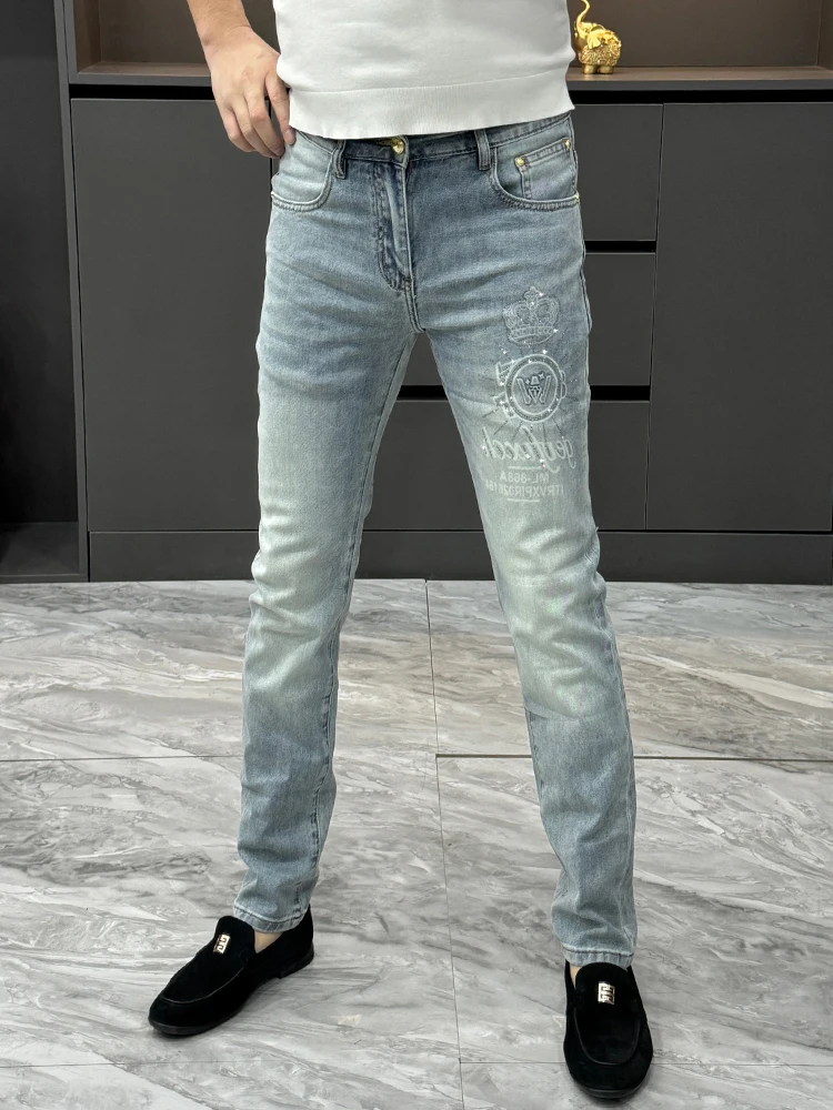 Slim Fit Men's Jeans Fashionable Trendy Diamond Embellished Straight Leg Luxury Lightweight Slimming Stretch Denim Pants
Slim Fit Men's Jeans Fashionable Trendy Diamond Embellished Straight Leg Luxury Lightweight Slimming Stretch Denim Pants