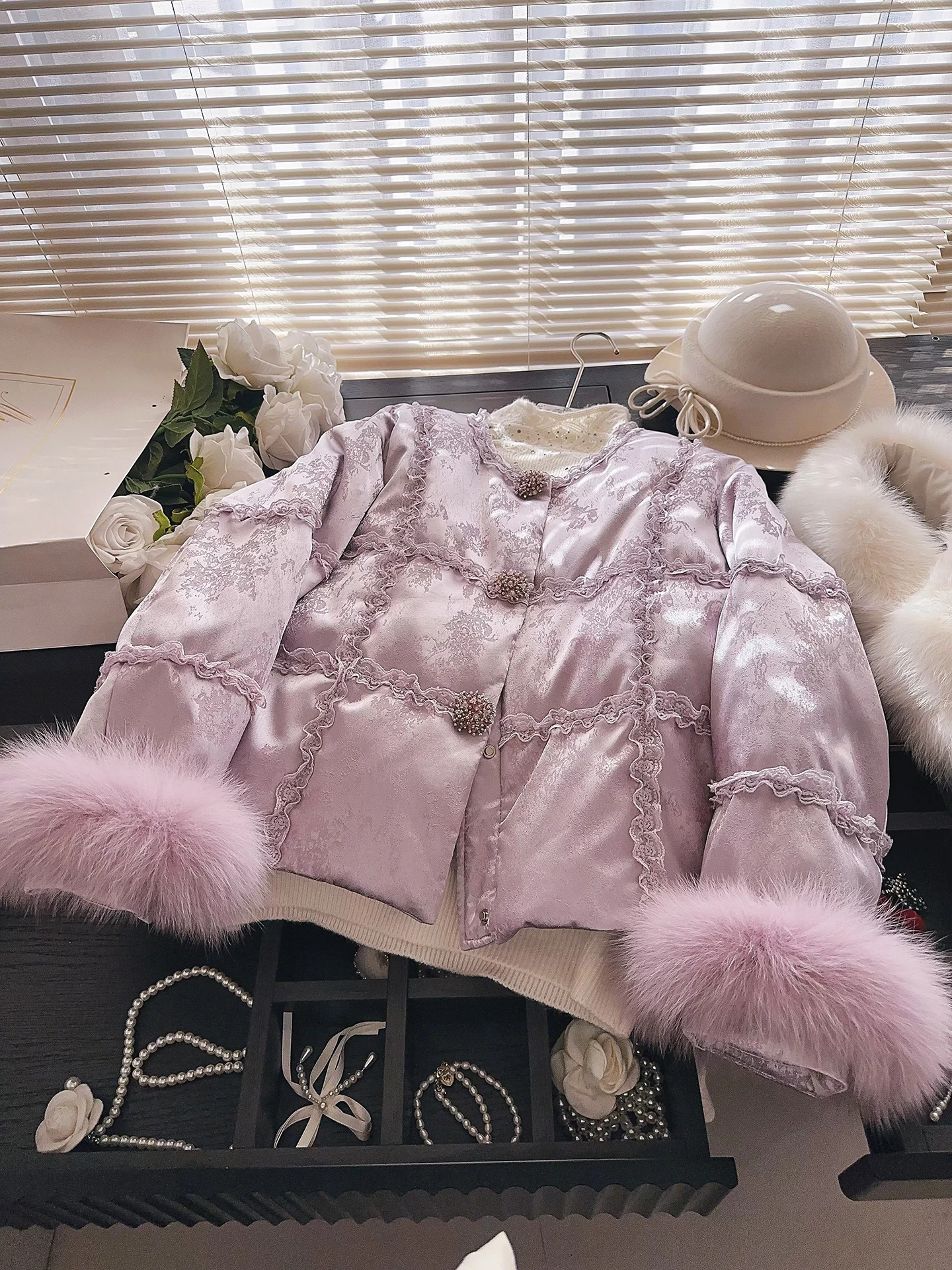 Женская куртка Ele из белого гусиного пуха с меховыми манжетами и деревянным декором, новинка зимнего сезона
Женская куртка Ele из белого гусиного пуха с меховыми манжетами и деревянным декором, новинка зимнего сезона