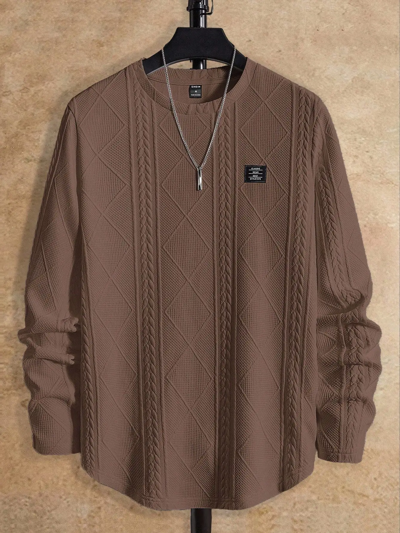 Мужская свободная футболка с длинным рукавом из фактурной вязки с узором «косы» и «ромб»
Мужская свободная футболка с длинным рукавом из фактурной вязки с узором «косы» и «ромб»