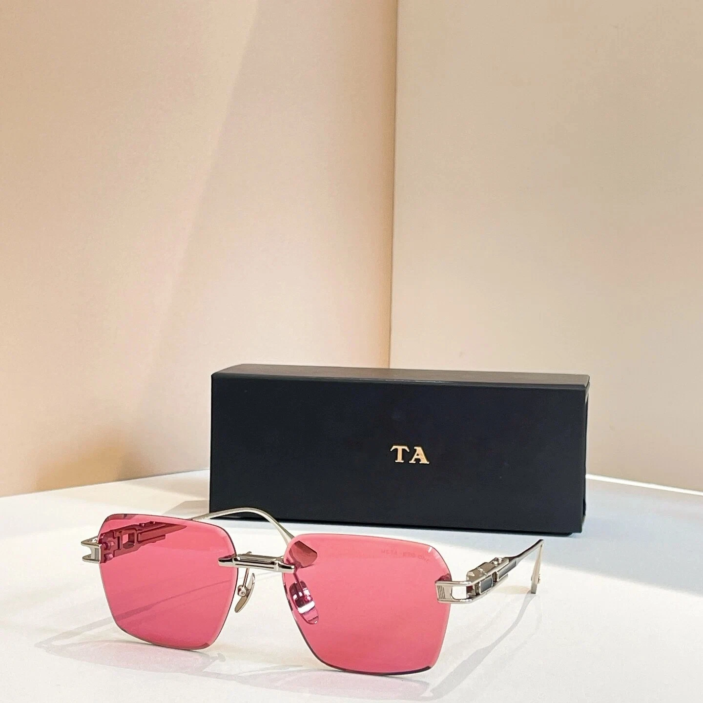Authentic For DIYTA DT DLS311 Pink Lenses Fashion Men Women Sun Glasses Top Quality Alloy Frame Male Couple Eyewear With Box
Authentic For DIYTA DT DLS311 Pink Lenses Fashion Men Women Sun Glasses Top Quality Alloy Frame Male Couple Eyewear With Box