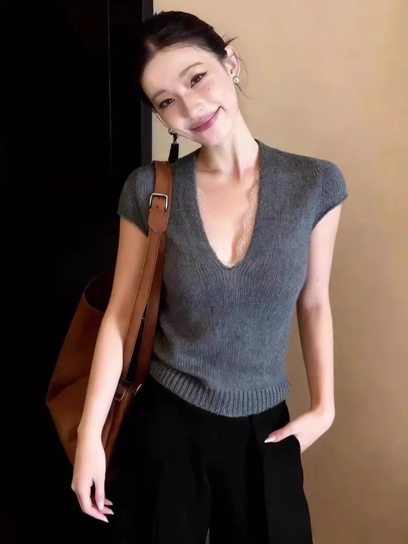 Весна 2026: Модный женский трикотажный топ с V-образным вырезом, коротким рукавом, облегающий, серый, для повседневной носки, комфортный, премиум-класса
Весна 2026: Модный женский трикотажный топ с V-образным вырезом, коротким рукавом, облегающий, серый, для повседневной носки, комфортный, премиум-класса