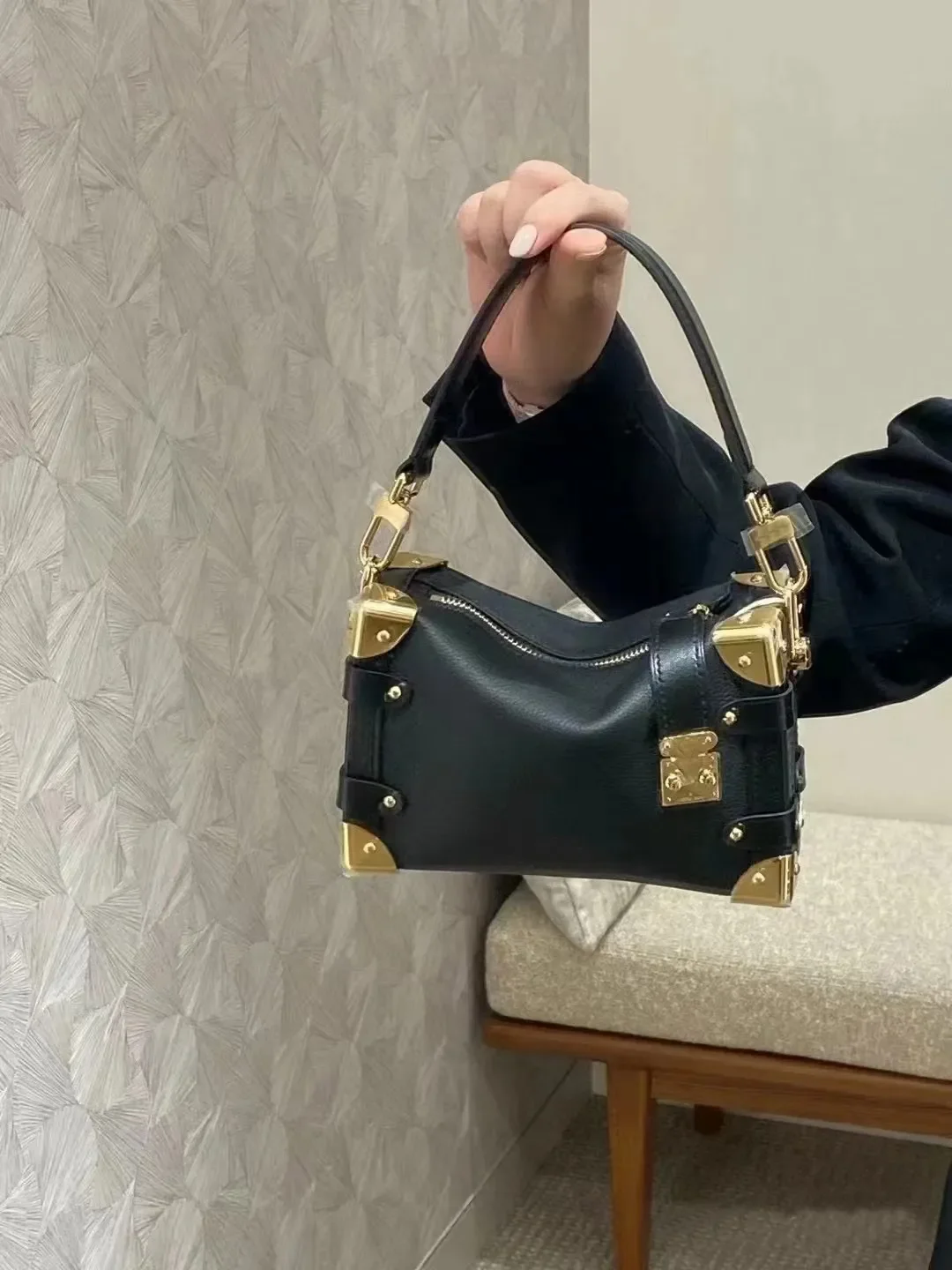 10A mirror Designer side trunk shoulder bag designer tote large leather travel Bag womens fashion crossbody bags
10A mirror Designer side trunk shoulder bag designer tote large leather travel Bag womens fashion crossbody bags