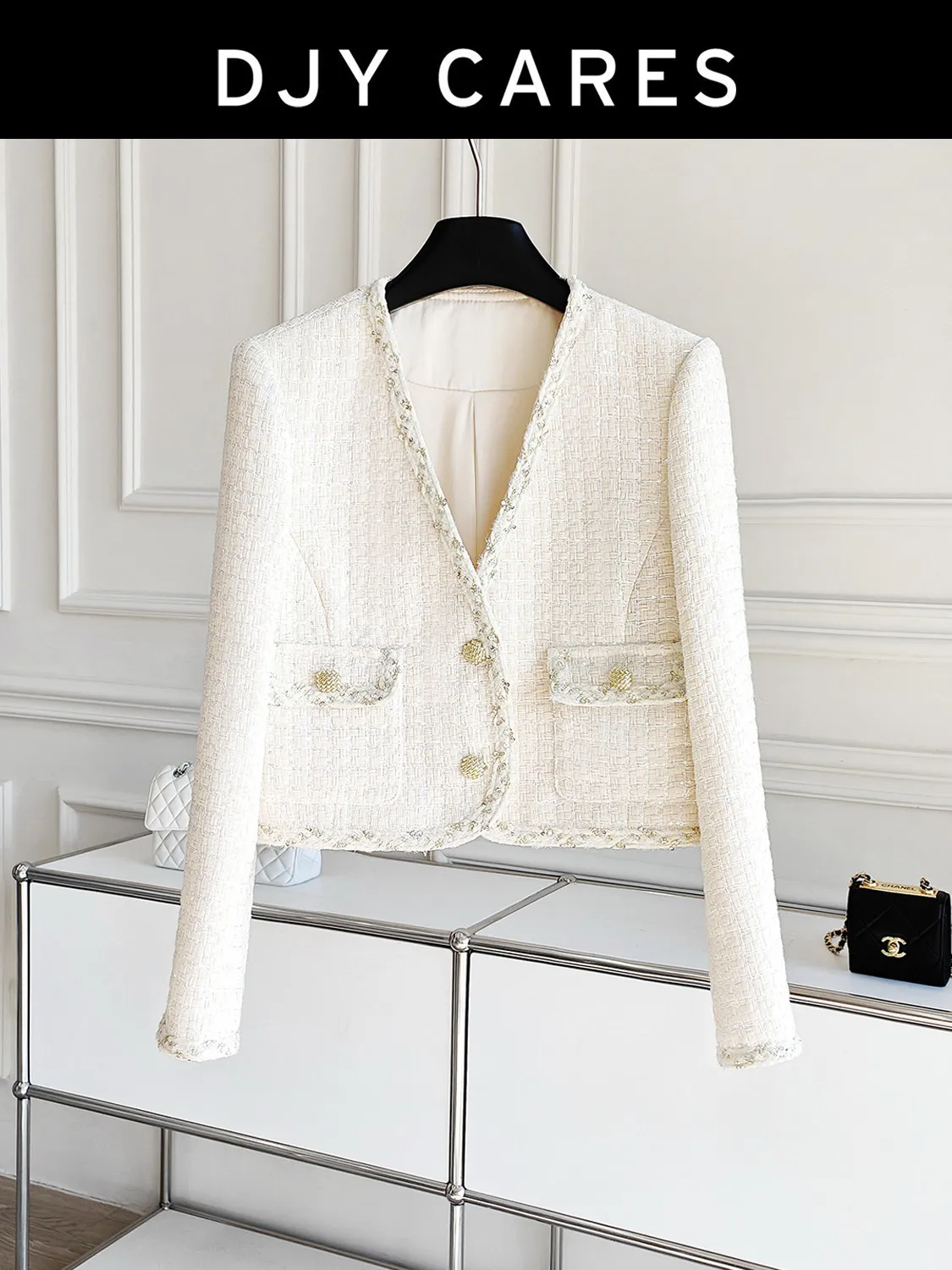 New Elegant short meter white V-neck jacket, fashionable and exquisite top big size
New Elegant short meter white V-neck jacket, fashionable and exquisite top big size