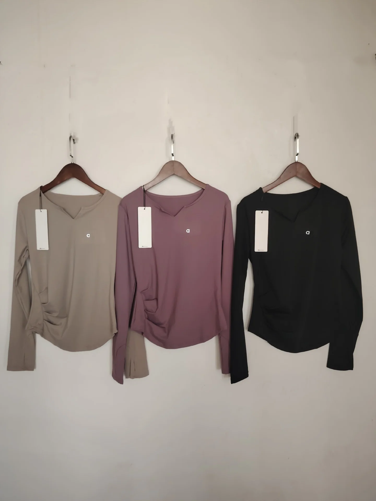 Новинка осени 202, женский утягивающий универсальный маленький спортивный топ с v-образным вырезом и длинными рукавами для йоги
Новинка осени 202, женский утягивающий универсальный маленький спортивный топ с v-образным вырезом и длинными рукавами для йоги