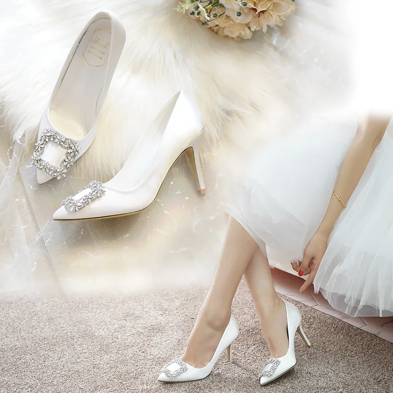 Sharp pointed high heels white wedding shoes square button rhinestone bridal single shoes sexy party dress banquet shoes
Sharp pointed high heels white wedding shoes square button rhinestone bridal single shoes sexy party dress banquet shoes