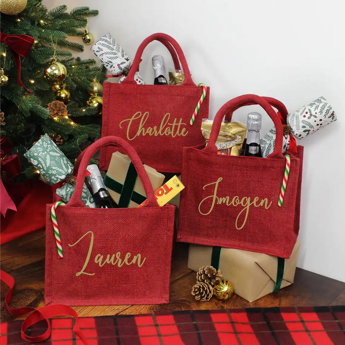 Personalized Red Christmas Jute Gift Bag Custom Name Tote Bag Reusable Holiday Sack for Festive Celebrations Party Favors
Personalized Red Christmas Jute Gift Bag Custom Name Tote Bag Reusable Holiday Sack for Festive Celebrations Party Favors
