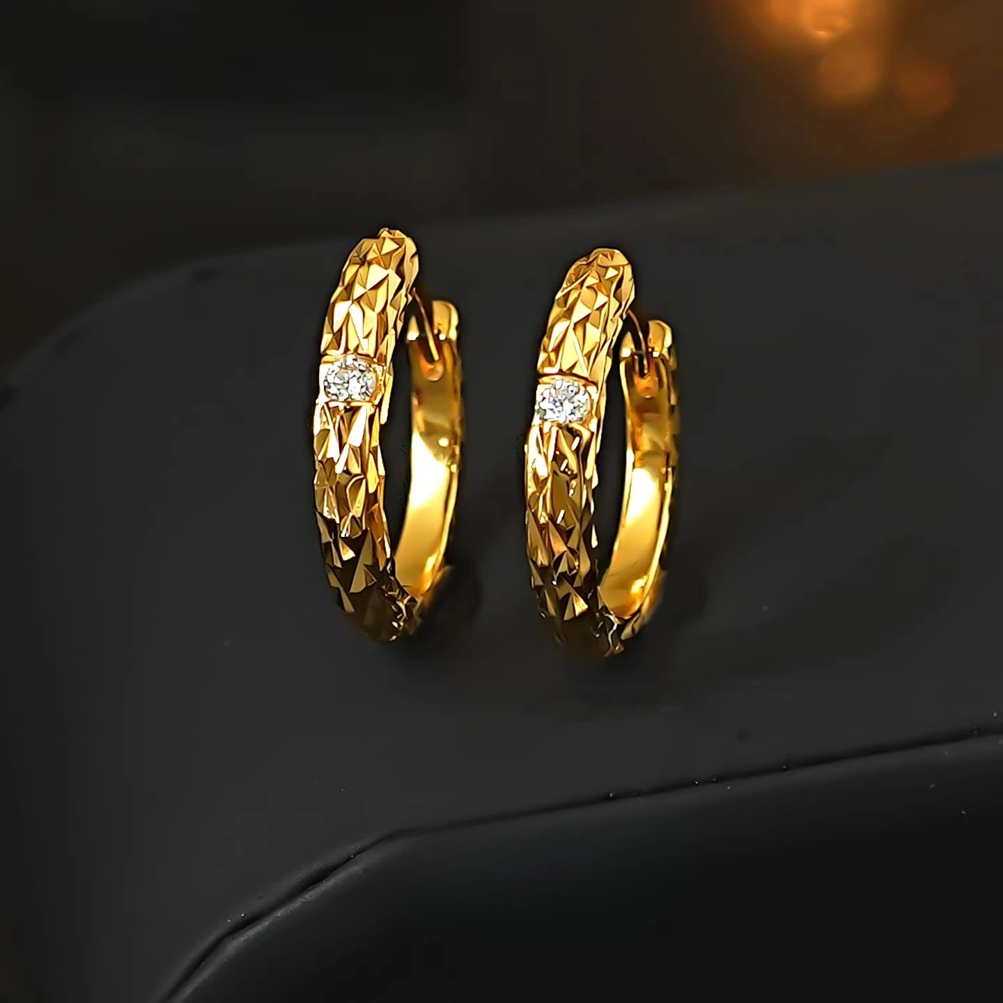 925 silver hammer pattern earrings with three colors of antique style zircon inlay, light luxury and versatile ins style jewelry
925 silver hammer pattern earrings with three colors of antique style zircon inlay, light luxury and versatile ins style jewelry