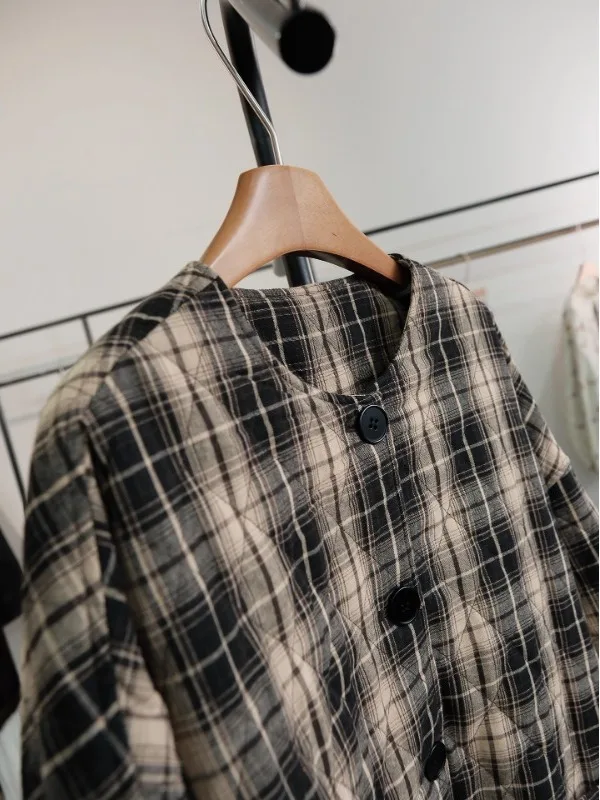 Повседневное свободное женское хлопковое пальто-джат в клетку, круглое, на одной пуговице, теплая зимняя модная одежда средней длины в стиле ретро
Повседневное свободное женское хлопковое пальто-джат в клетку, круглое, на одной пуговице, теплая зимняя модная одежда средней длины в стиле ретро