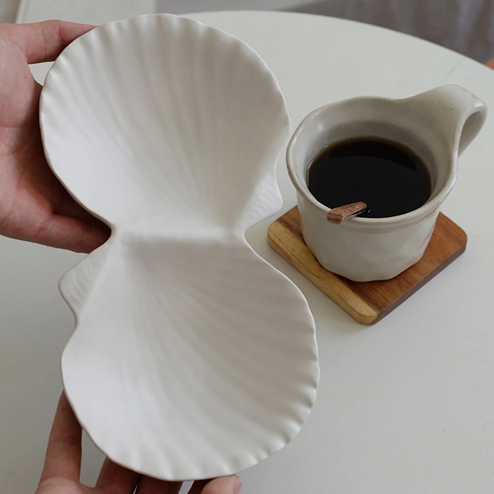 Shell Shape Ceramic Divided Plate Unique Form Dish Creative Style Minimalist Design Fruit Tray Snack Platter Home Tableware
Shell Shape Ceramic Divided Plate Unique Form Dish Creative Style Minimalist Design Fruit Tray Snack Platter Home Tableware