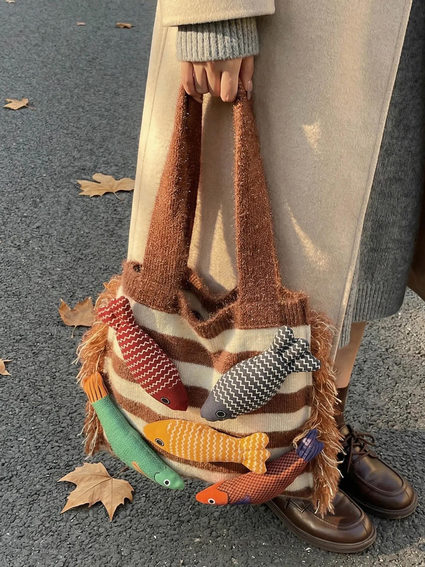 New Cute Little Fish Relaxed Knitted Bag Spring Summer Fashion Commuter Versatile Shoulder Bag Contrasting Cut Out Tote Bag
New Cute Little Fish Relaxed Knitted Bag Spring Summer Fashion Commuter Versatile Shoulder Bag Contrasting Cut Out Tote Bag