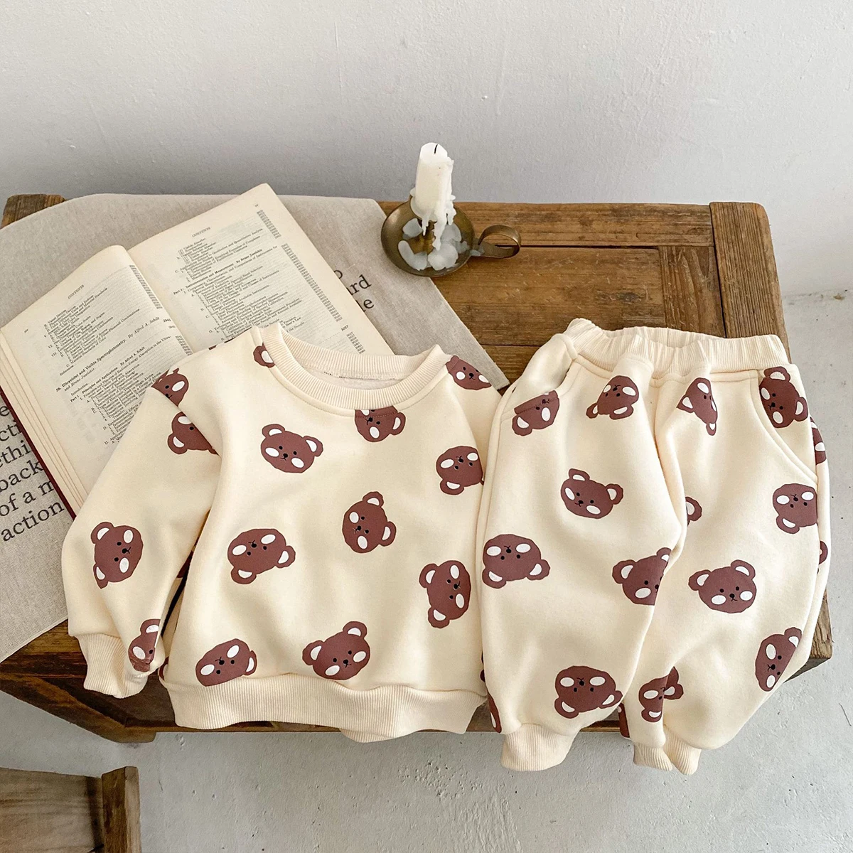 Instagram Winter New Plush Set for Infants and Young Children Bear Head Print Set for Boys and Girls Plush Thickened Top and Pan
Instagram Winter New Plush Set for Infants and Young Children Bear Head Print Set for Boys and Girls Plush Thickened Top and Pan