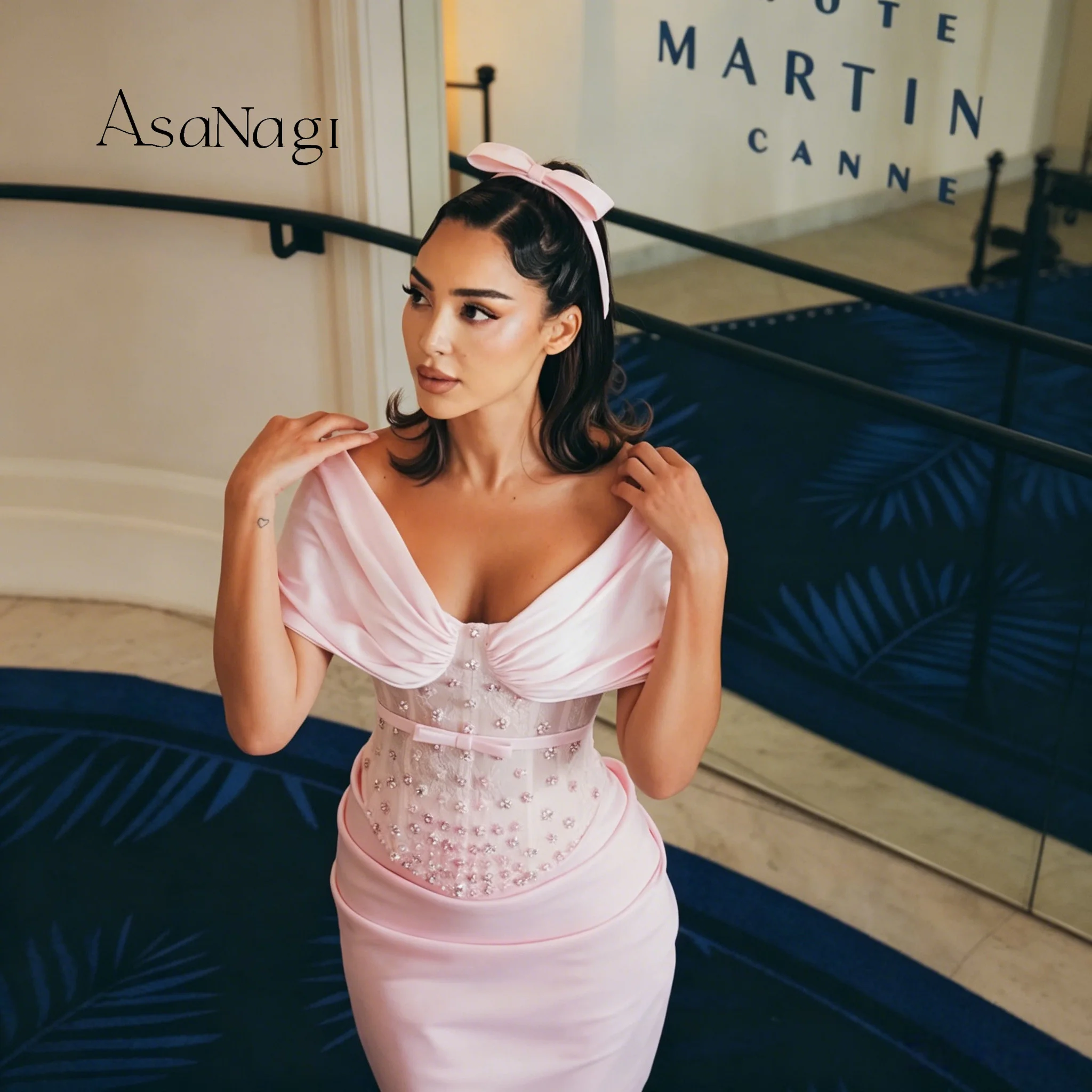 Elegant and sophisticated pink off-the-shoulder sleeveless mermaid evening gown with sexy strappy back design.
Elegant and sophisticated pink off-the-shoulder sleeveless mermaid evening gown with sexy strappy back design.