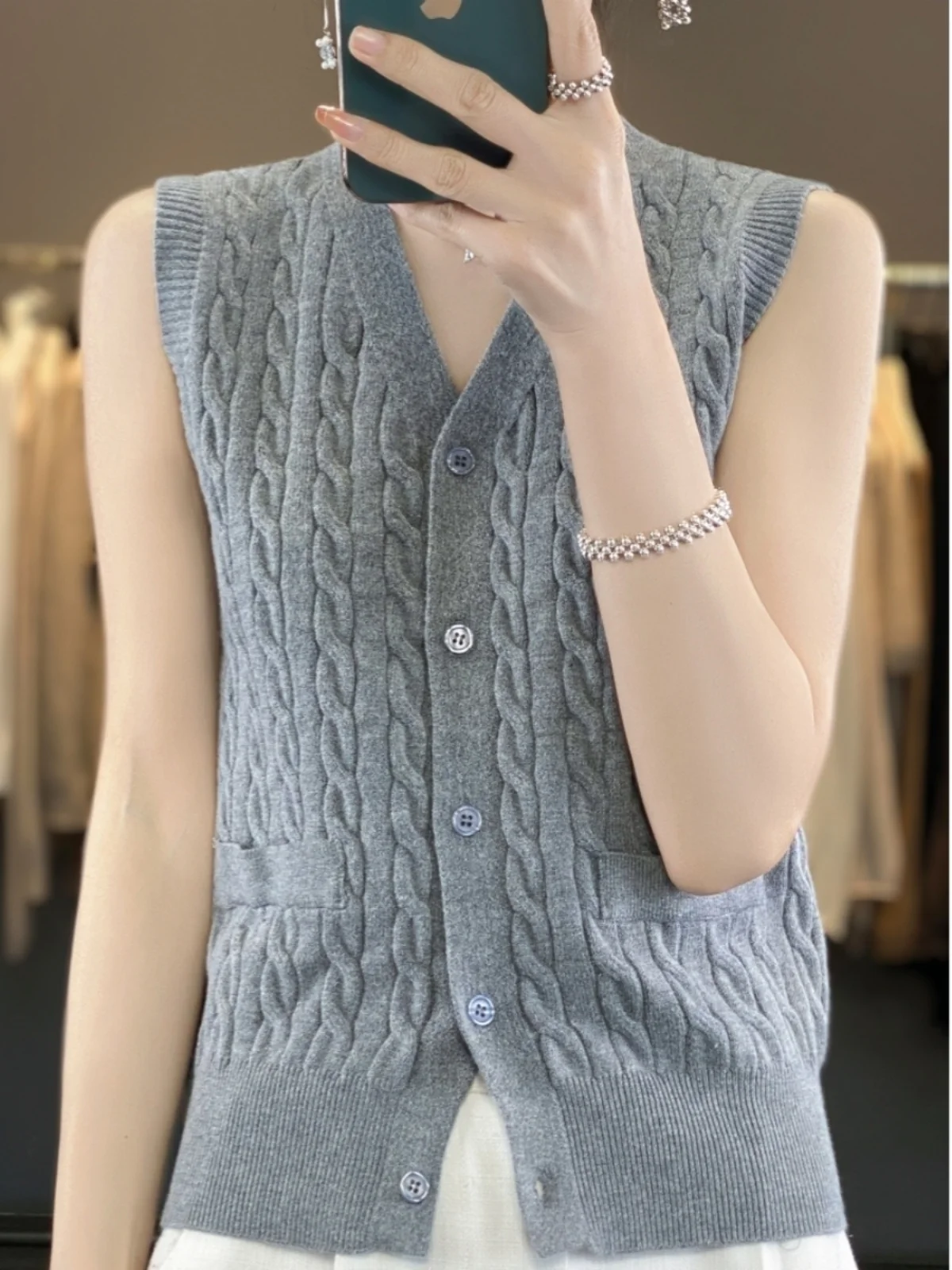 Весна 2026: Новая вязаная жилетка с V-образным вырезом, однотонная, универсальная, для многослойных образов, на одной пуговице, для повседневной носки
Весна 2026: Новая вязаная жилетка с V-образным вырезом, однотонная, универсальная, для многослойных образов, на одной пуговице, для повседневной носки