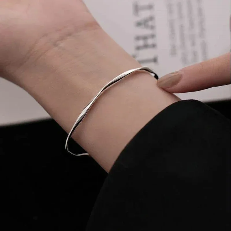 Personalized Classic Premium Retro Twisted Gold Color Metal Bracelet Women New Trend Girls Unusual Jewelry Gift Accessories
Personalized Classic Premium Retro Twisted Gold Color Metal Bracelet Women New Trend Girls Unusual Jewelry Gift Accessories