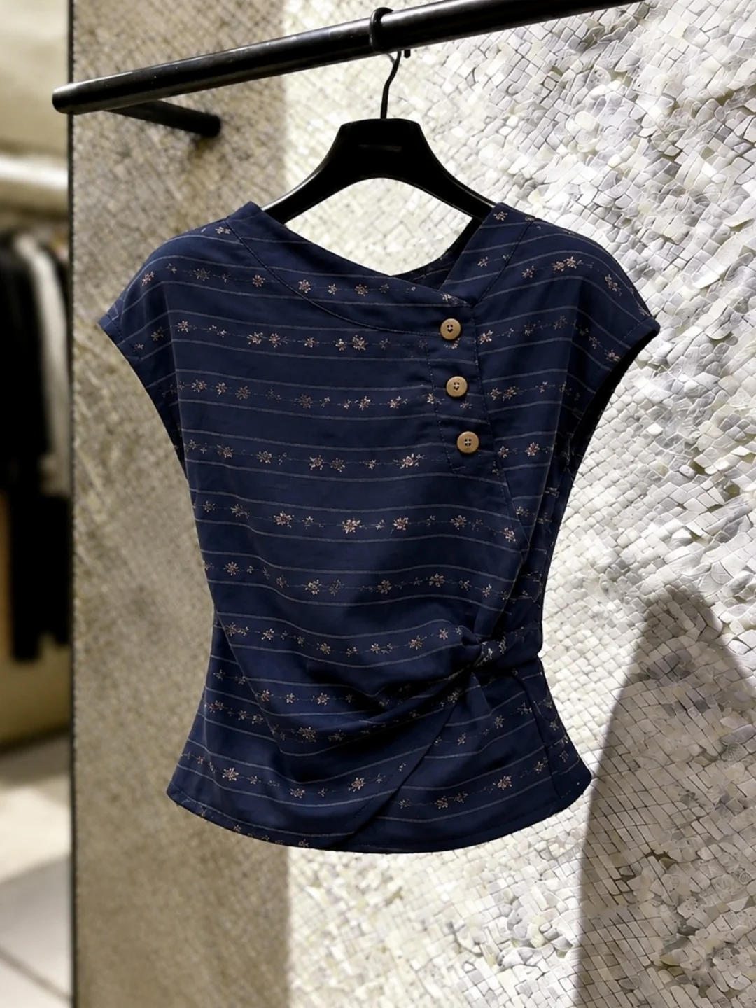 Fashionable Floral Print Slim Fit Women's Shirt Versatile Design Commute Style Korean Version Short Sleeve Regular Length
Fashionable Floral Print Slim Fit Women's Shirt Versatile Design Commute Style Korean Version Short Sleeve Regular Length