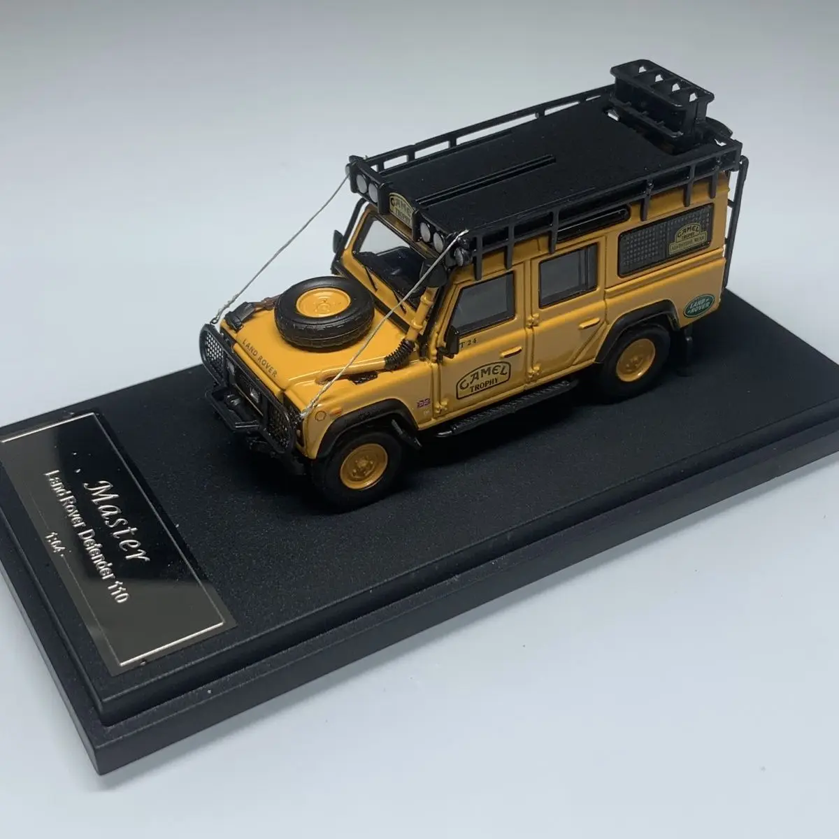 Литой под давлением мастер, масштаб 1/64, Land Rover Defender 110, верблюжья чашка с аксессуарами, модель автомобиля из сплава, Коллекционная игрушка, подарок, сувенир
Литой под давлением мастер, масштаб 1/64, Land Rover Defender 110, верблюжья чашка с аксессуарами, модель автомобиля из сплава, Коллекционная игрушка, подарок, сувенир