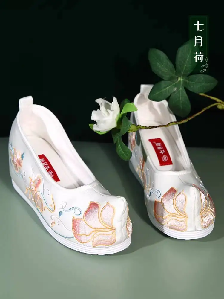 Женские классические вышитые туфли July Lotus 2026 Spring с внутренней танкеткой, традиционные туфли в стиле Ханьфу, в старинном стиле
Женские классические вышитые туфли July Lotus 2026 Spring с внутренней танкеткой, традиционные туфли в стиле Ханьфу, в старинном стиле