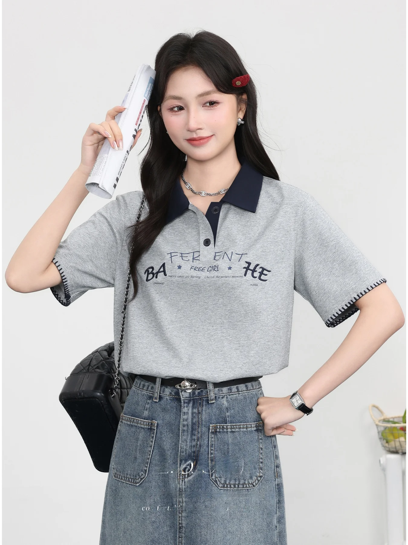Zhang Soda 2025 Summer New ey Collar Slimming Loose ort Sve T-irt Women's Faionable Casual Letter Print Top
Zhang Soda 2025 Summer New ey Collar Slimming Loose ort Sve T-irt Women's Faionable Casual Letter Print Top