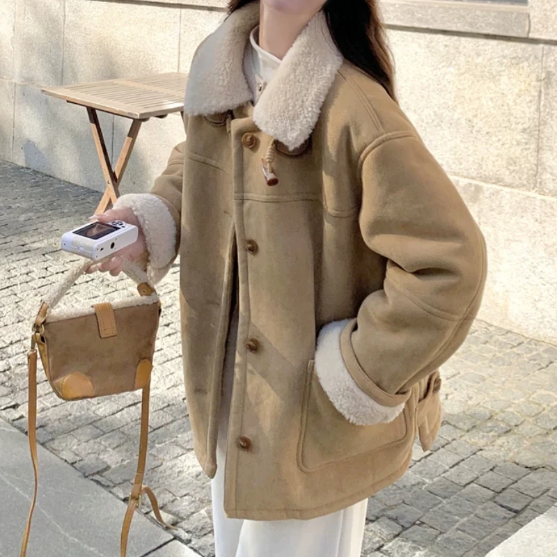 Collar Imitation Lamb Fur Coat for Women's Winter New Style, Thickened Cow Horn Buckle Fur Integrated Cotton Coat
Collar Imitation Lamb Fur Coat for Women's Winter New Style, Thickened Cow Horn Buckle Fur Integrated Cotton Coat