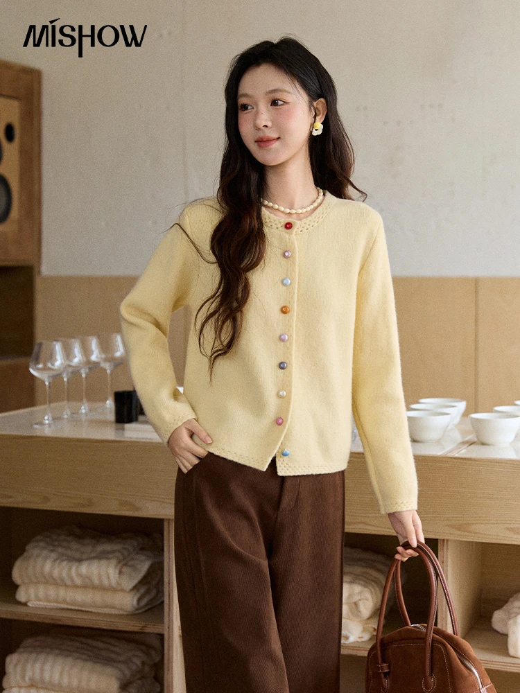 MISHOW женский кардиган 2025, приталенный свитер с круглым вырезом и радужными пуговицами, однотонный теплый трикотаж во французском стиле MXE90Z2796
MISHOW женский кардиган 2025, приталенный свитер с круглым вырезом и радужными пуговицами, однотонный теплый трикотаж во французском стиле MXE90Z2796