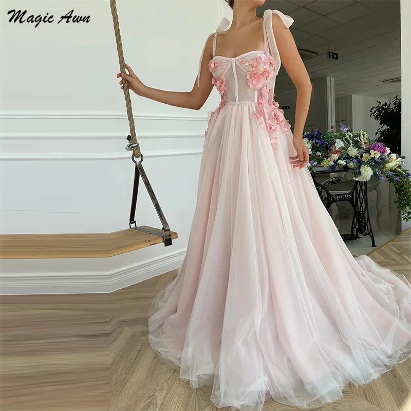 Magic Awn Blush Pink Prom Dresses 3d Flowers Appliques Illuision Bows Spaghetti Straps Evening Gowns Long A-Line Party Dress
Magic Awn Blush Pink Prom Dresses 3d Flowers Appliques Illuision Bows Spaghetti Straps Evening Gowns Long A-Line Party Dress