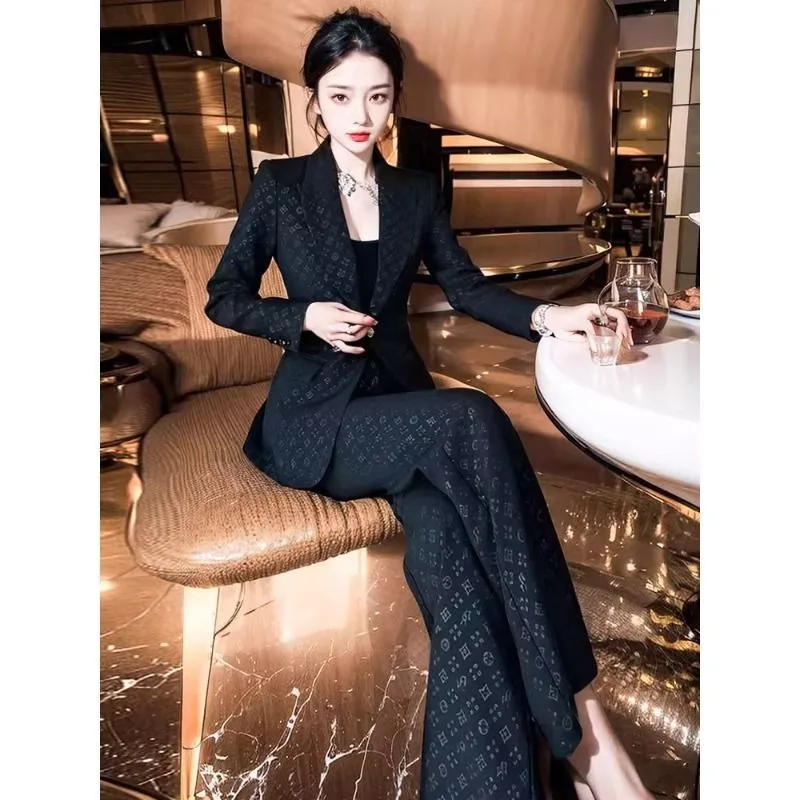Новый модный жаккардовый осенний женский костюм в стиле ретро, элитный элегантный блейзер с тонкой талией и длинными рукавами + широкие брюки, комплект из двух предметов
Новый модный жаккардовый осенний женский костюм в стиле ретро, элитный элегантный блейзер с тонкой талией и длинными рукавами + широкие брюки, комплект из двух предметов
