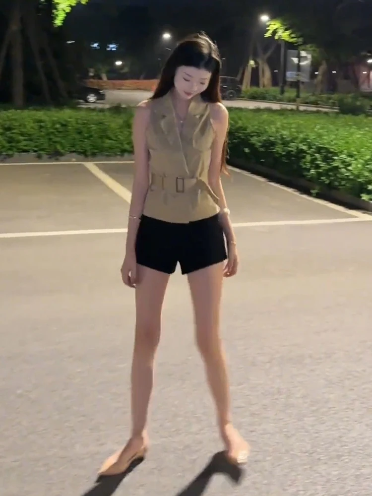 Elegant Summer Suit Set with Shoulder Bared Sleeveless Vest And Shorts High Fashion Sense Slimming Effect Waist Cinch
Elegant Summer Suit Set with Shoulder Bared Sleeveless Vest And Shorts High Fashion Sense Slimming Effect Waist Cinch