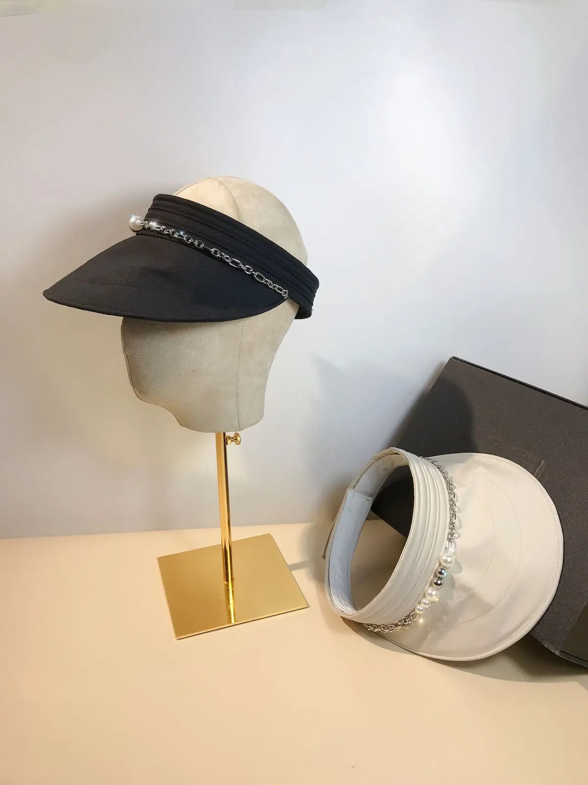 Women's Hat Summer New Handmade Pearl Chain Wide Edge Empty Top Hat Ice Silk Fashion Sports Beach Sunshade Hat Sun Hat
Women's Hat Summer New Handmade Pearl Chain Wide Edge Empty Top Hat Ice Silk Fashion Sports Beach Sunshade Hat Sun Hat