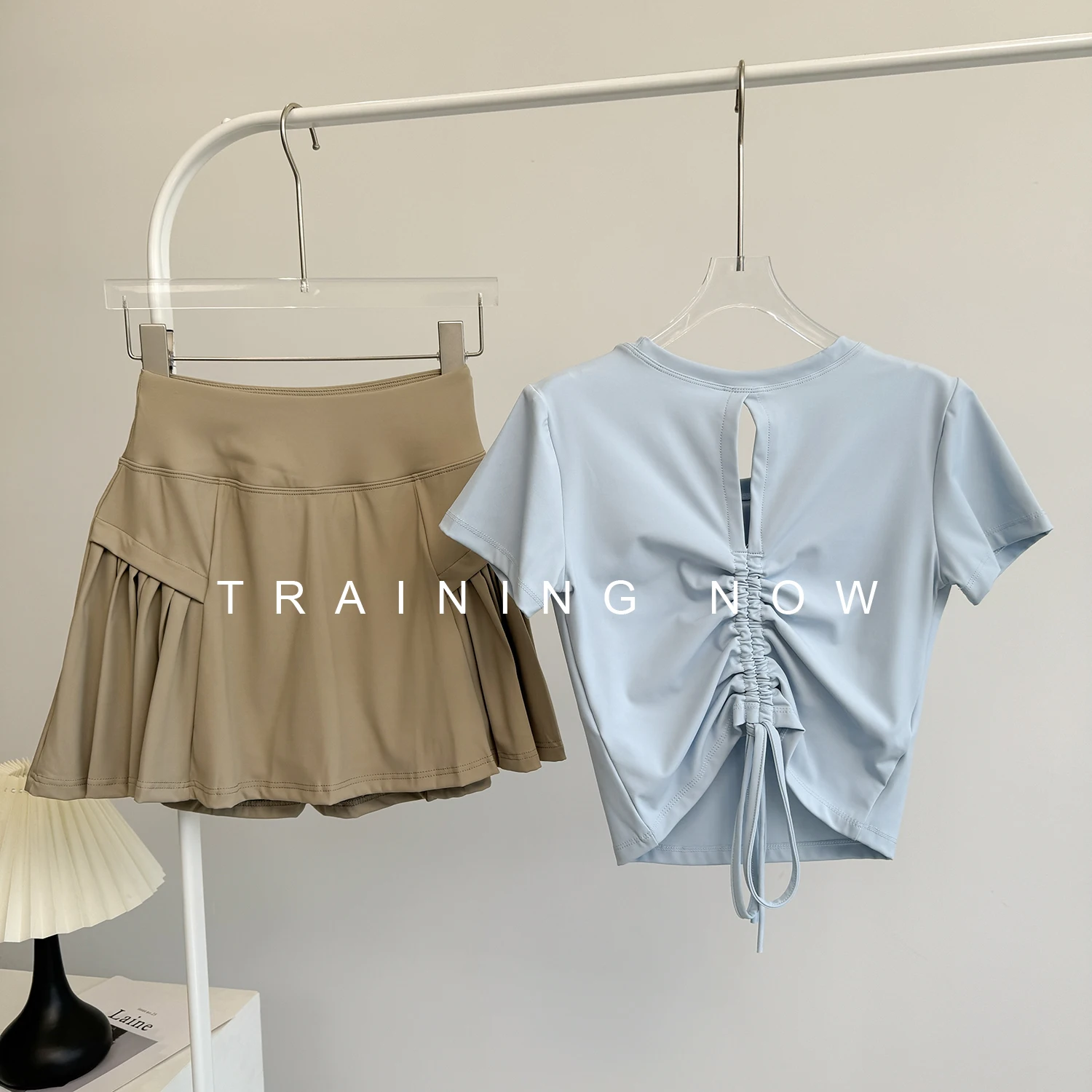 High-end badminton fitness suit for women in summer sexy and beautiful back yoga short-sleeved and beautiful running sports
High-end badminton fitness suit for women in summer sexy and beautiful back yoga short-sleeved and beautiful running sports