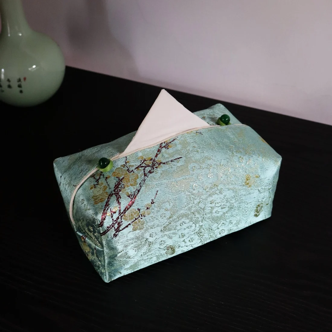 Китайская вышитая тканевая коробка для салфеток в стиле дзен, настольный органайзер для гостиной, держатель для бумажных полотенец с завязками
Китайская вышитая тканевая коробка для салфеток в стиле дзен, настольный органайзер для гостиной, держатель для бумажных полотенец с завязками