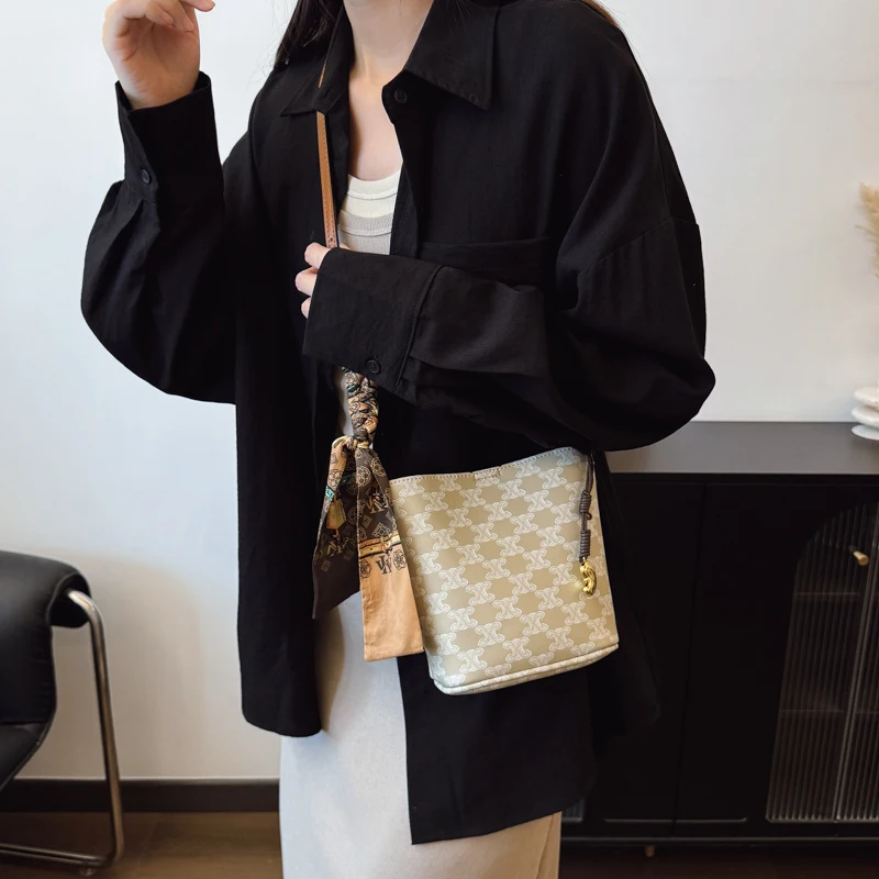Elegant Luxury High-End Shopper Bag for Women with Large Capacity Commuter Friendly Solid Color and Trendy Fashion
Elegant Luxury High-End Shopper Bag for Women with Large Capacity Commuter Friendly Solid Color and Trendy Fashion