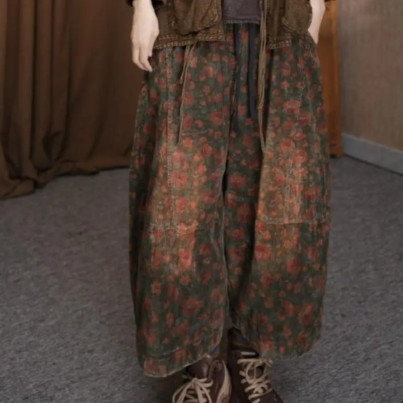 Новые осенние женские хлопковые вельветовые широкие брюки с эластичной резинкой на талии, винтажные повседневные свободные брюки с цветочным принтом, высокое качество
Новые осенние женские хлопковые вельветовые широкие брюки с эластичной резинкой на талии, винтажные повседневные свободные брюки с цветочным принтом, высокое качество