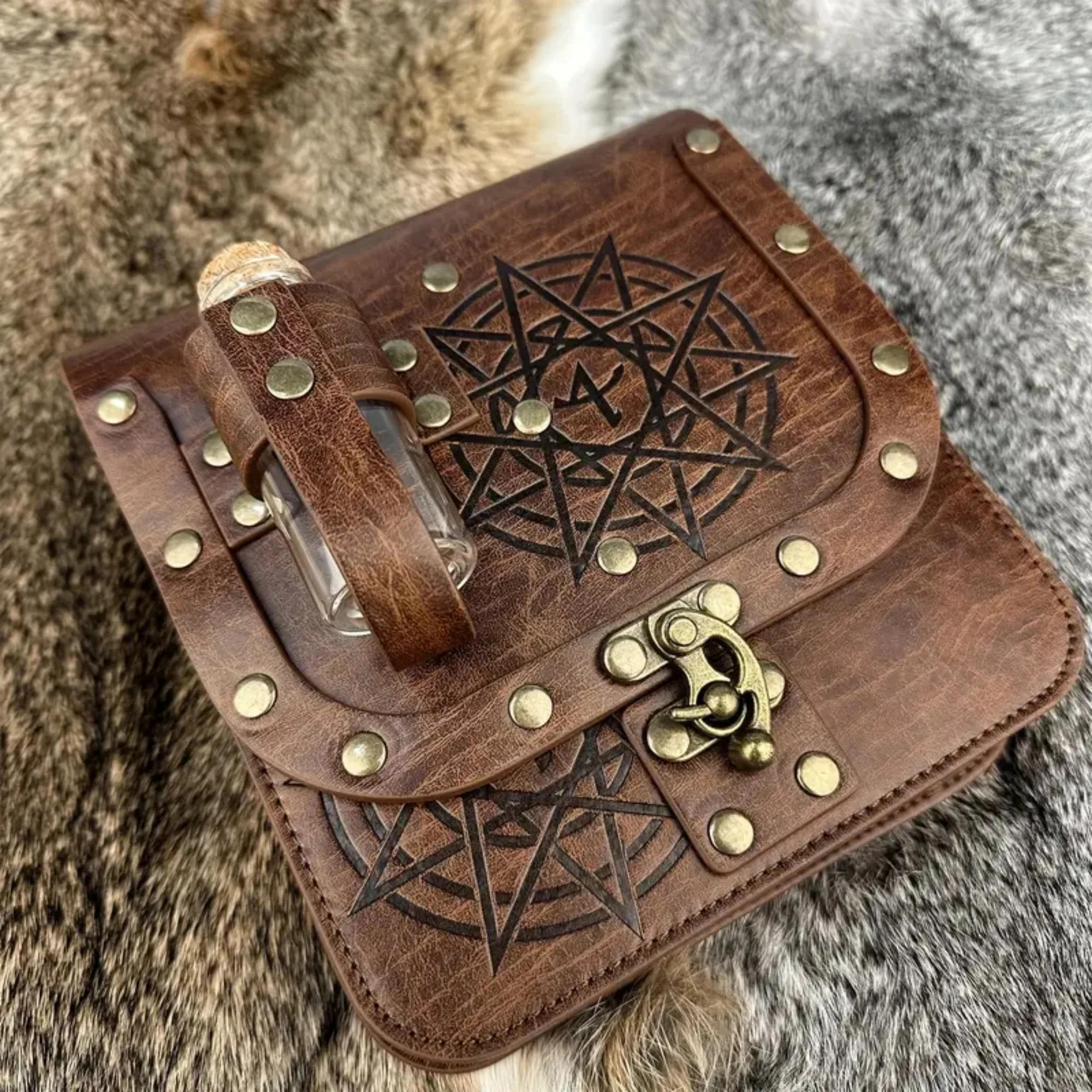 Medieval alchemist style leather waist bag with cork medicine water bottle rivets pentagram fantasy role-playing party prop bag
Medieval alchemist style leather waist bag with cork medicine water bottle rivets pentagram fantasy role-playing party prop bag