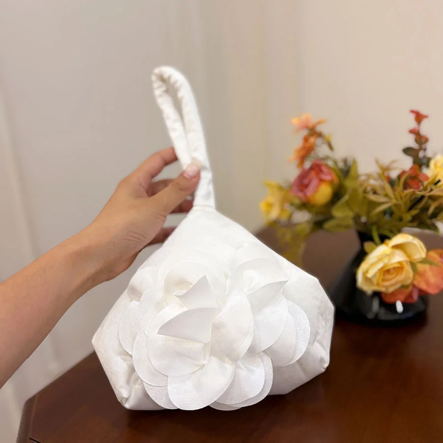 French three-dimensional large flower satin hand bag, simple temperament, soft and gentle dinner bag hand bag
French three-dimensional large flower satin hand bag, simple temperament, soft and gentle dinner bag hand bag