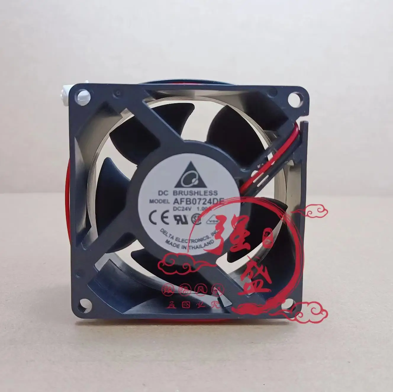 Delta Electronics AFB0724DE DC 24V 1.00A 70x70x38mm 2-проводной охлаждающий вентилятор для сервера
Delta Electronics AFB0724DE DC 24V 1.00A 70x70x38mm 2-проводной охлаждающий вентилятор для сервера