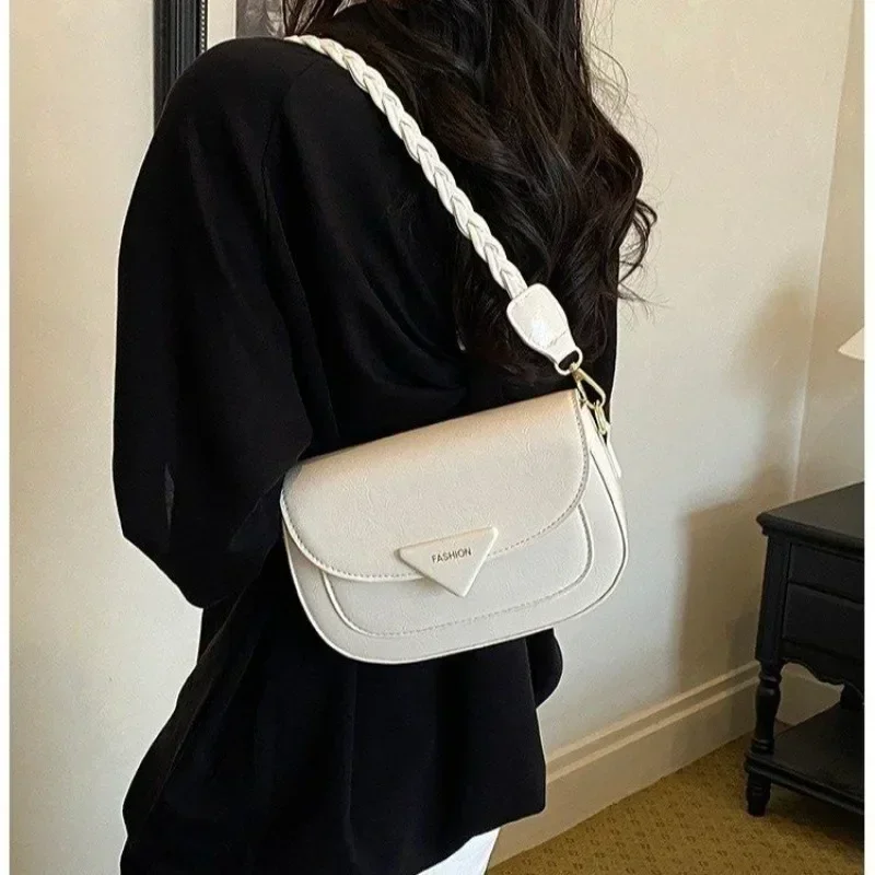 Designer Unique Diaper Bag: Elegant Crossbody Messenger Bag For Women With Luxury Leather Style And Large Capacity Tote
Designer Unique Diaper Bag: Elegant Crossbody Messenger Bag For Women With Luxury Leather Style And Large Capacity Tote