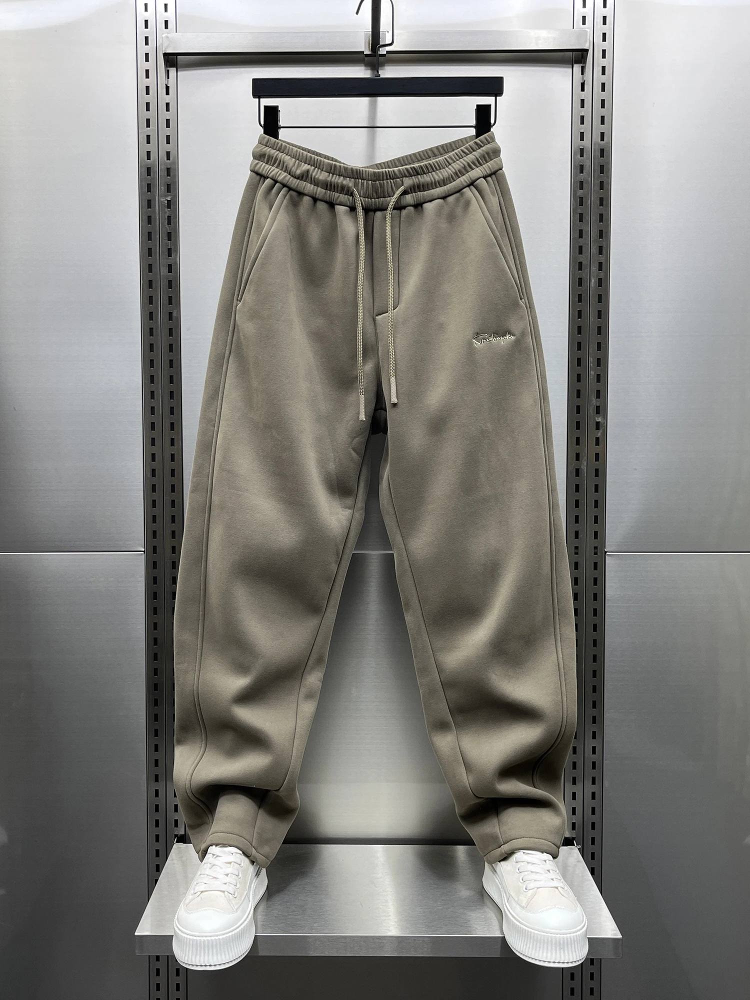 Мужские зимние повседневные брюки прямого кроя на флисовой подкладке, свободные, с вышивкой, в американском стиле, модные спортивные штаны, молодежный стиль
Мужские зимние повседневные брюки прямого кроя на флисовой подкладке, свободные, с вышивкой, в американском стиле, модные спортивные штаны, молодежный стиль