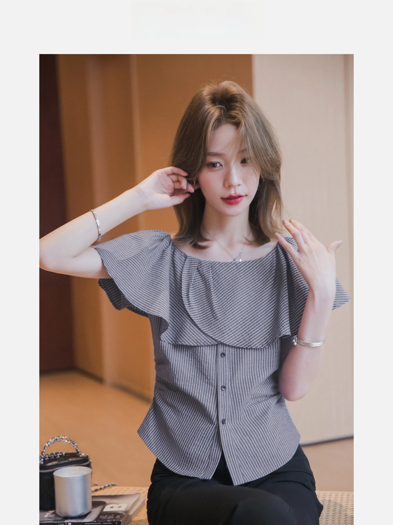 Новая летняя женская блузка Xiaoguli Art Museum Design с утягивающим эффектом на талии, коротким рукавом, в полоску, прямого кроя, для повседневной носки
Новая летняя женская блузка Xiaoguli Art Museum Design с утягивающим эффектом на талии, коротким рукавом, в полоску, прямого кроя, для повседневной носки