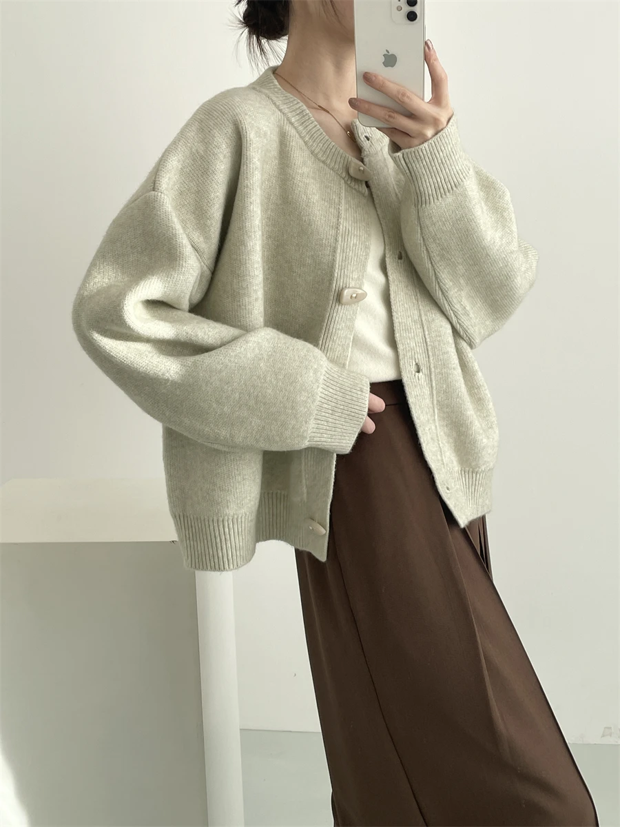 Корейский вязаный кардиган Yuezhiya в стиле Lazy Fashion, свободный крой, круглый вырез, на одной пуговице, матовый.
Корейский вязаный кардиган Yuezhiya в стиле Lazy Fashion, свободный крой, круглый вырез, на одной пуговице, матовый.