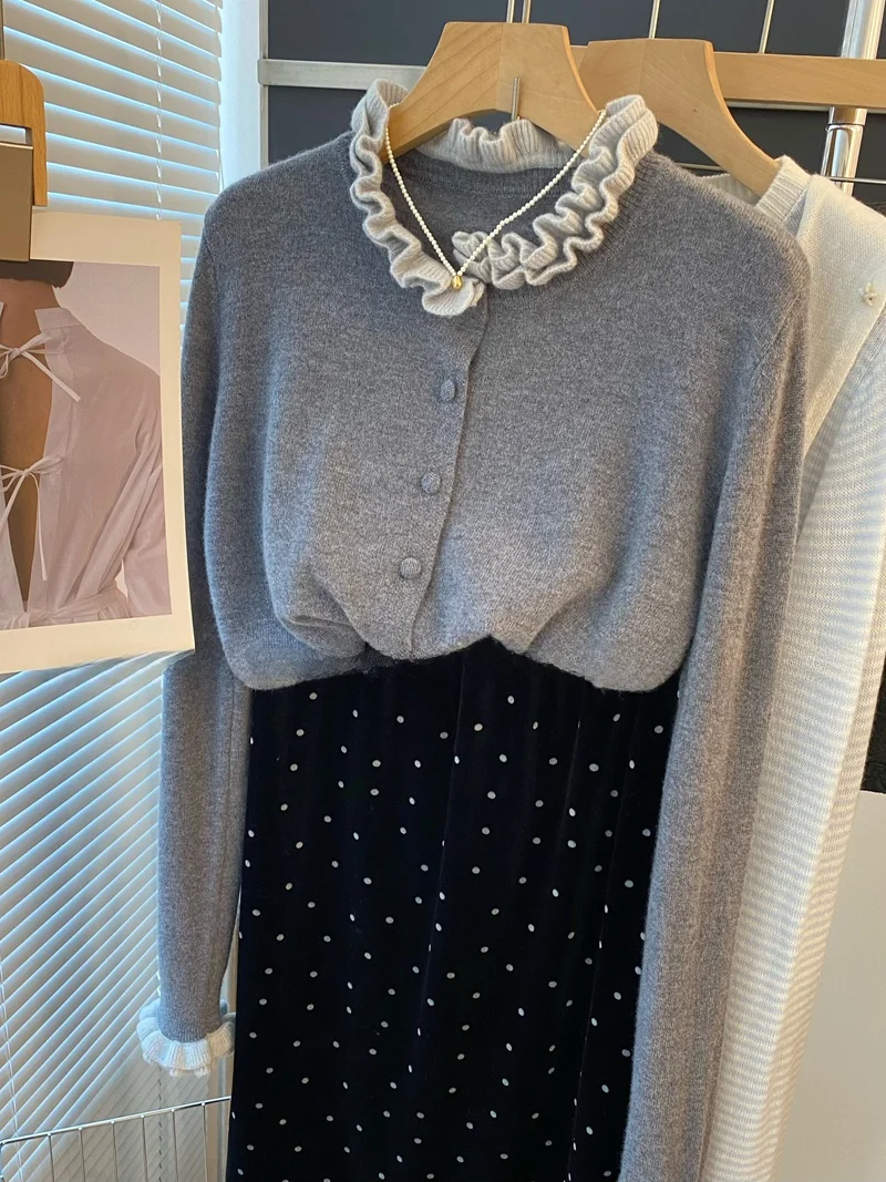 Loose Grey Woolen Knitted Cardigan Women's Dongdaemun Style Patchwork Wood Grain Ruffle Single Button Knitwear Coat
Loose Grey Woolen Knitted Cardigan Women's Dongdaemun Style Patchwork Wood Grain Ruffle Single Button Knitwear Coat