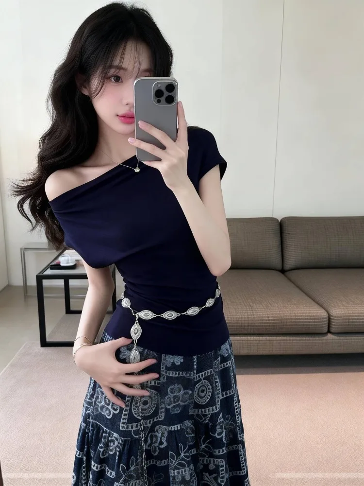 Summer New Fashion Design Slant Shoulder T-shirt with Belt High Waist Slim Print Half-length Skirt Two-piece Set Korean Style
Summer New Fashion Design Slant Shoulder T-shirt with Belt High Waist Slim Print Half-length Skirt Two-piece Set Korean Style