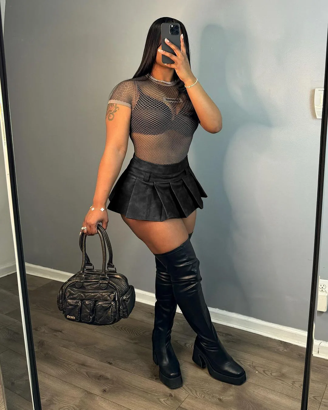 2024 New Sexy Women Solid Color PU Leather Pleated Mini Skrits Y2k Clothes Fashion New High Waist Casual Short Skirts Streetwear
2024 New Sexy Women Solid Color PU Leather Pleated Mini Skrits Y2k Clothes Fashion New High Waist Casual Short Skirts Streetwear