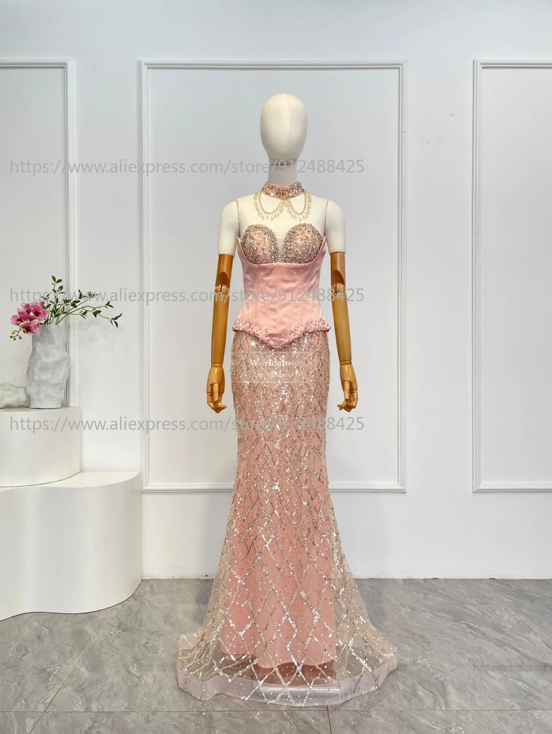 Женское розовое кружевное платье макси с цветочной аппликацией и блестками из бисера и открытой спиной для вечеринки
Женское розовое кружевное платье макси с цветочной аппликацией и блестками из бисера и открытой спиной для вечеринки