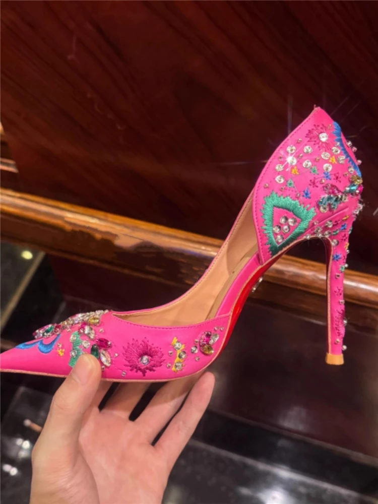 Spring and summer pointed side empty silk embroidery beaded rhinestone sandals thin high heel banquet small size women's shoes
Spring and summer pointed side empty silk embroidery beaded rhinestone sandals thin high heel banquet small size women's shoes