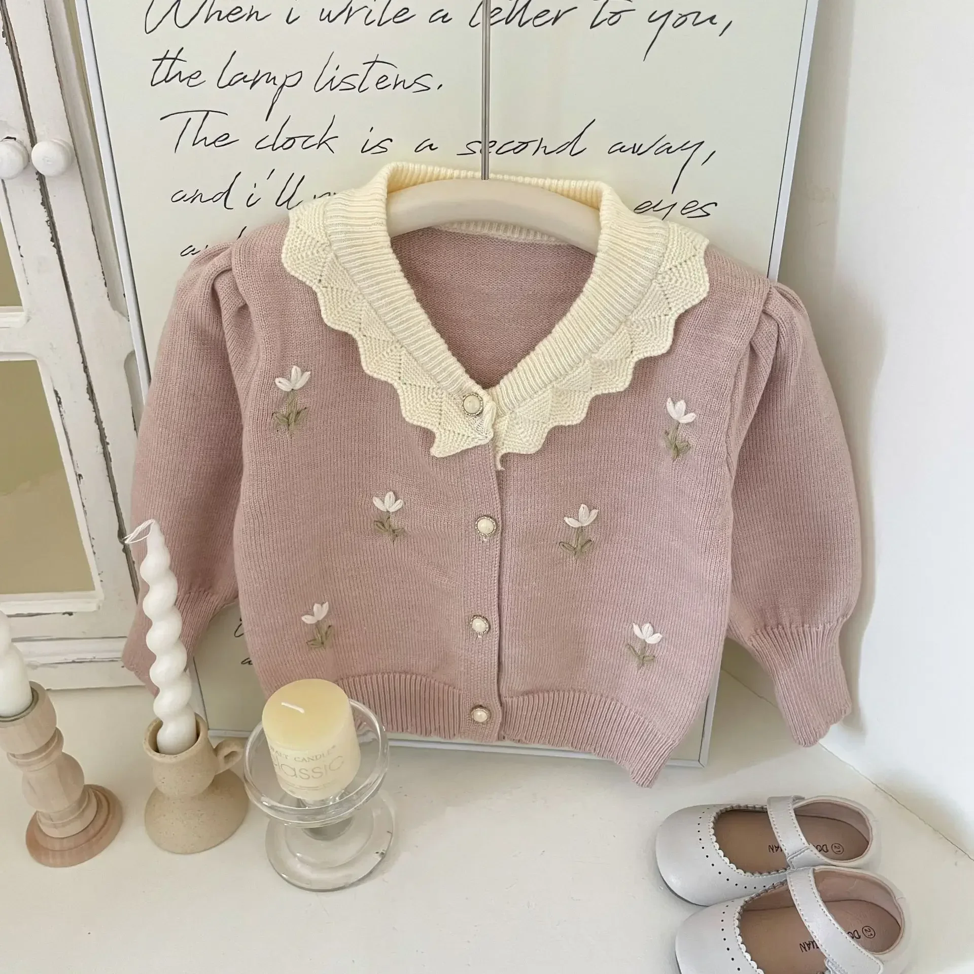 2025 New Korean Style Cute Girls' Knitted Cardigan Lace Ruffle Collar Hand Crochet Flower Spring Autumn Kids Sweater Outerwear
2025 New Korean Style Cute Girls' Knitted Cardigan Lace Ruffle Collar Hand Crochet Flower Spring Autumn Kids Sweater Outerwear